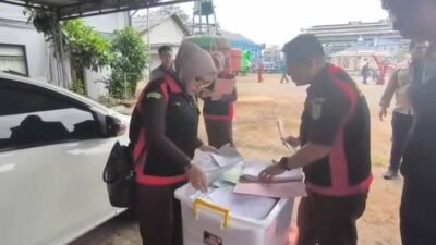 Kejati Kalbar lakukan penggeledahan Kantor Navigasi Pontianak terkait dugaan korupsi BBM. Penyidik Pidsus sita sejumlah dokumen penting, Senin (29/12).