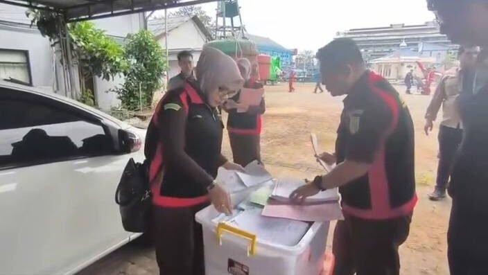 Kejati Kalbar lakukan penggeledahan Kantor Navigasi Pontianak terkait dugaan korupsi BBM. Penyidik Pidsus sita sejumlah dokumen penting, Senin (29/12).