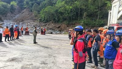 Tim SAR gabungan saat melakukan apel persiapan sebelum melanjutkan operasi pencarian korban banjir dan longsor di kawasan Lembah Anai, Kota Padang Panjang, Selasa (9/12).