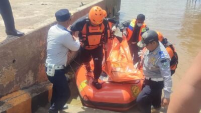Personel Polsek Tayan Hilir bersama Tim SAR gabungan saat mengevakuasi jenazah Hidayatul Akbar, ABK Kapal EPS 359 yang ditemukan di perairan Desa Lalang, Kamis (11/12/2025).
