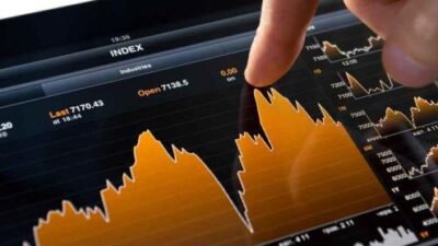 "Ingin terjun ke pasar modal tapi takut rugi? Simak 5 tips bermain saham yang aman dan menguntungkan, mulai dari manajemen modal hingga kontrol emosi."