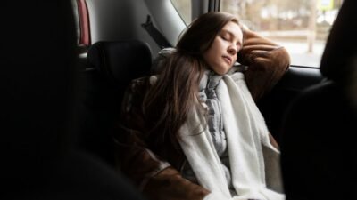 "Jangan biarkan mual merusak momen pulang kampung. Simak 6 tips ampuh cegah mabuk darat agar perjalanan jauh tetap nyaman dan bebas pusing."