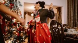 "Bosan dengan merah-hijau? Simak 5 tips memilih warna baju Natal agar tampil beda dan elegan. Mulai dari sesuaikan skin tone hingga tren warna earth tone."