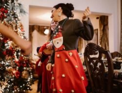 Tak Melulu Merah-Hijau! Ini 5 Tips Cerdas Memilih Tema Warna Baju Natal Tahun Ini