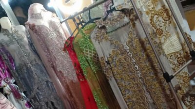 "Ingin buka usaha sampingan? Simak 5 tips memulai bisnis sewa kebaya untuk pemula. Pelajari cara atur stok dan sistem deposit agar usaha anti rugi."