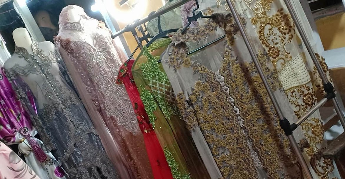 "Ingin buka usaha sampingan? Simak 5 tips memulai bisnis sewa kebaya untuk pemula. Pelajari cara atur stok dan sistem deposit agar usaha anti rugi."