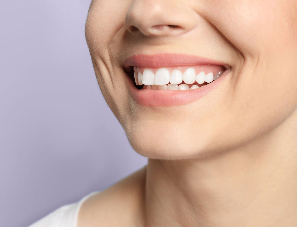 'Ingin wajah tampak lebih segar dan muda? Simak 5 tips menyamarkan smile line dengan teknik makeup dan perawatan kulit sederhana yang efektif berikut ini."