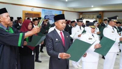 Tirta Arifin (tengah) saat mengikuti prosesi pengambilan sumpah jabatan sebagai Kepala Bagian Protokol dan Komunikasi Pimpinan (Prokopim) Setda Kota Pontianak di Aula SSA, Rabu (31/12/2025). (Dok. HO/Faktakalbar.id)