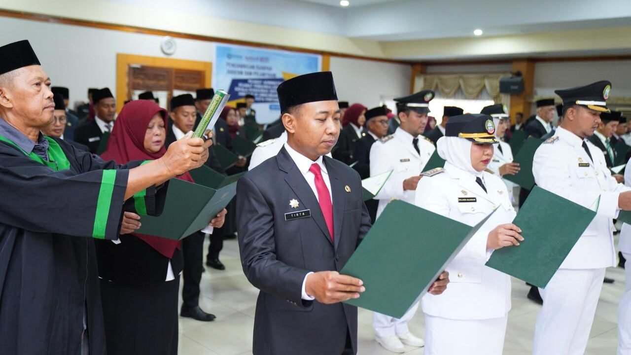 Tirta Arifin (tengah) saat mengikuti prosesi pengambilan sumpah jabatan sebagai Kepala Bagian Protokol dan Komunikasi Pimpinan (Prokopim) Setda Kota Pontianak di Aula SSA, Rabu (31/12/2025). (Dok. HO/Faktakalbar.id)