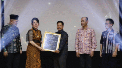 Wali Kota Singkawang Tjhai Chui Mie menyerahkan penghargaan Disdikbud Awards 2025 kepada insan pendidikan berprestasi di Rumah Melayu Balai Serumpun. (Dok. HO/Faktakalbar.id)