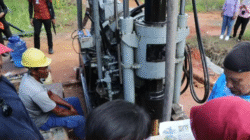 Wali Kota Singkawang Tjhai Chui Mie meninjau langsung pembangunan Jaringan Irigasi Air Tanah (JIAT) di Kelurahan Naram untuk dukung pertanian. (Dok. HO/Faktakalbar.id)