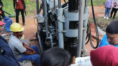 Wali Kota Singkawang Tjhai Chui Mie meninjau langsung pembangunan Jaringan Irigasi Air Tanah (JIAT) di Kelurahan Naram untuk dukung pertanian. (Dok. HO/Faktakalbar.id)