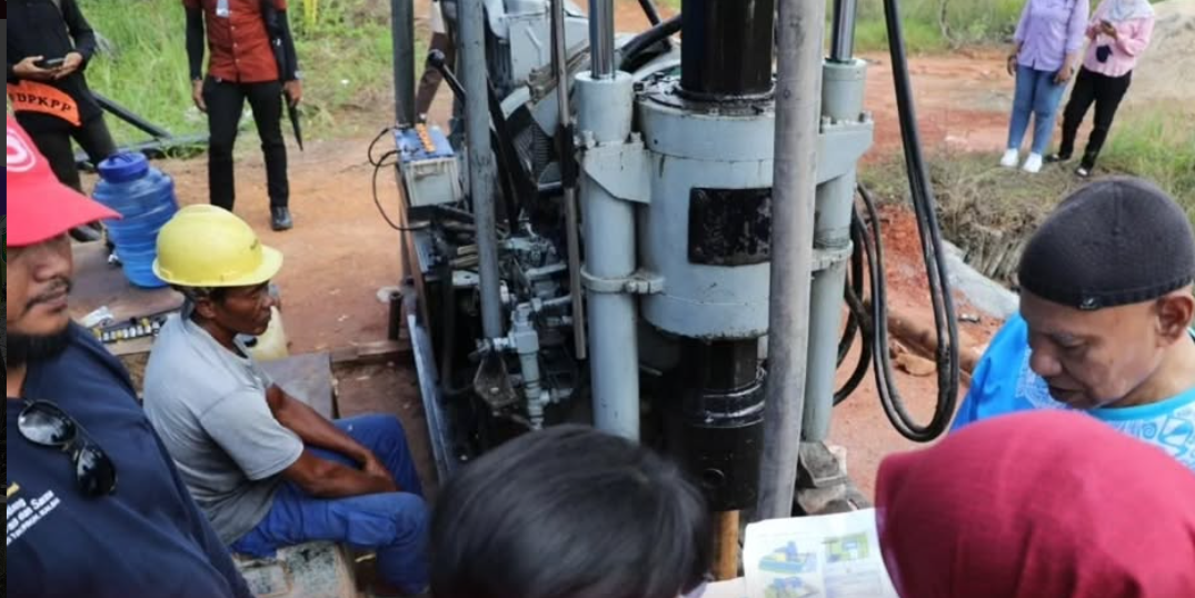 Wali Kota Singkawang Tjhai Chui Mie meninjau langsung pembangunan Jaringan Irigasi Air Tanah (JIAT) di Kelurahan Naram untuk dukung pertanian. (Dok. HO/Faktakalbar.id)