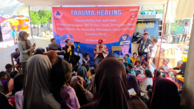 Suasana keceriaan anak-anak korban bencana saat mengikuti kegiatan trauma healing bersama BNPB dan relawan di tenda pengungsian SDN 05 Kayu Pasak, Agam, Selasa (23/12/2025). (Dok. HO/Faktakalbar.id)