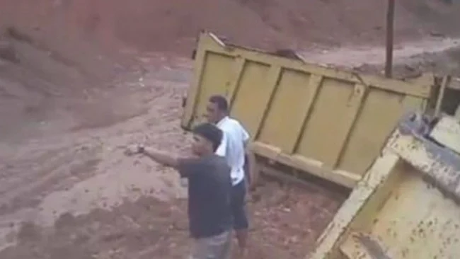 Truk yang tertimbun material tanah longsor di lokasi aktivitas pengerukan tanah kawasan Indragiri Hulu, Selasa (23/12/2025).