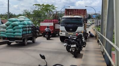 Arus lalu lintas Trans-Kalimantan lumpuh akibat truk kontainer patah as. Polisi terapkan contraflow urai macet di Jembatan Kapuas 2. Foto: HO/Faktakalbar.id
