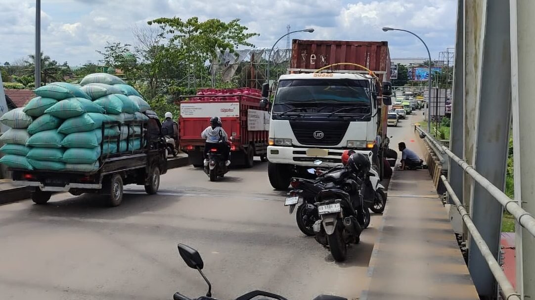 Arus lalu lintas Trans-Kalimantan lumpuh akibat truk kontainer patah as. Polisi terapkan contraflow urai macet di Jembatan Kapuas 2. Foto: HO/Faktakalbar.id