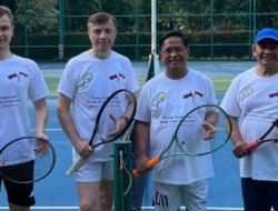 Bukan di Meja Perundingan, Diplomat Rusia-RI Perkuat Hubungan Lewat “Smash” di Lapangan Tenis
