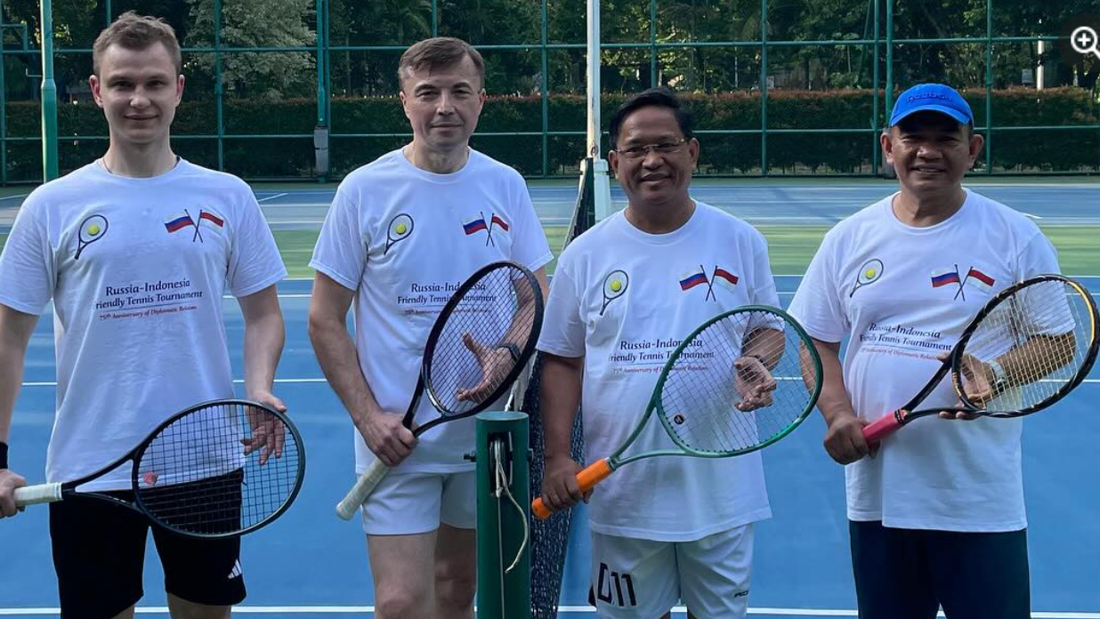 Duta Besar Rusia untuk Indonesia, Sergei Tolchenov (kedua dari kiri), berpose bersama pejabat Kementerian Luar Negeri RI sebelum memulai pertandingan tenis persahabatan di Jakarta, Selasa (23/12/2025). (Dok. HO/Faktakalbar.id)