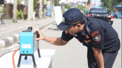 Petugas Dishub Kota Pontianak melakukan uji emisi kendaraan bermotor menggunakan alat gas analyzer dalam program layanan gratis di Jalan Alianyang. (Dok. HO/Faktakalbar.id)