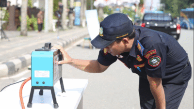 Petugas Dishub Kota Pontianak melakukan uji emisi kendaraan bermotor menggunakan alat gas analyzer dalam program layanan gratis di Jalan Alianyang. (Dok. HO/Faktakalbar.id)