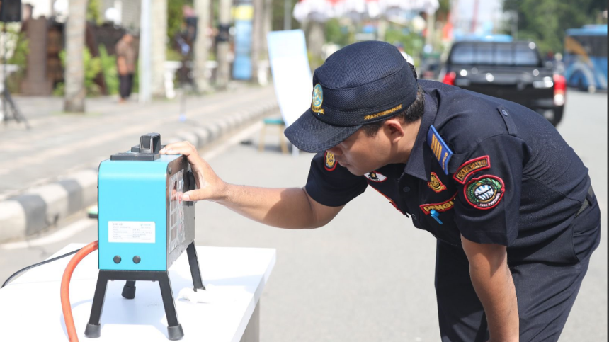 Petugas Dishub Kota Pontianak melakukan uji emisi kendaraan bermotor menggunakan alat gas analyzer dalam program layanan gratis di Jalan Alianyang. (Dok. HO/Faktakalbar.id)