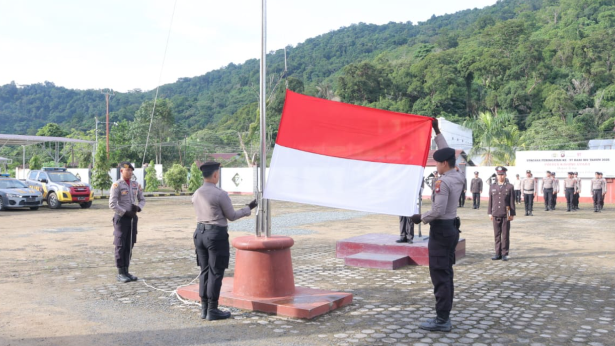 Suasana pengibaran bendera Merah Putih saat upacara peringatan Hari Ibu ke-97 di halaman Mapolres Kayong Utara, Senin (22/12/2025). (Dok. HO/Faktakalbar.id)