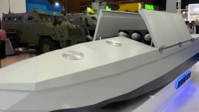 Tampilan mock-up USV Arrow 600 buatan PT Lundin yang dipamerkan di Indo Defence 2025. Drone kapal ini memiliki fitur unik berupa penyimpanan amunisi di dalam lambung untuk menjaga kemampuan stealth. (Dok. Ist)
