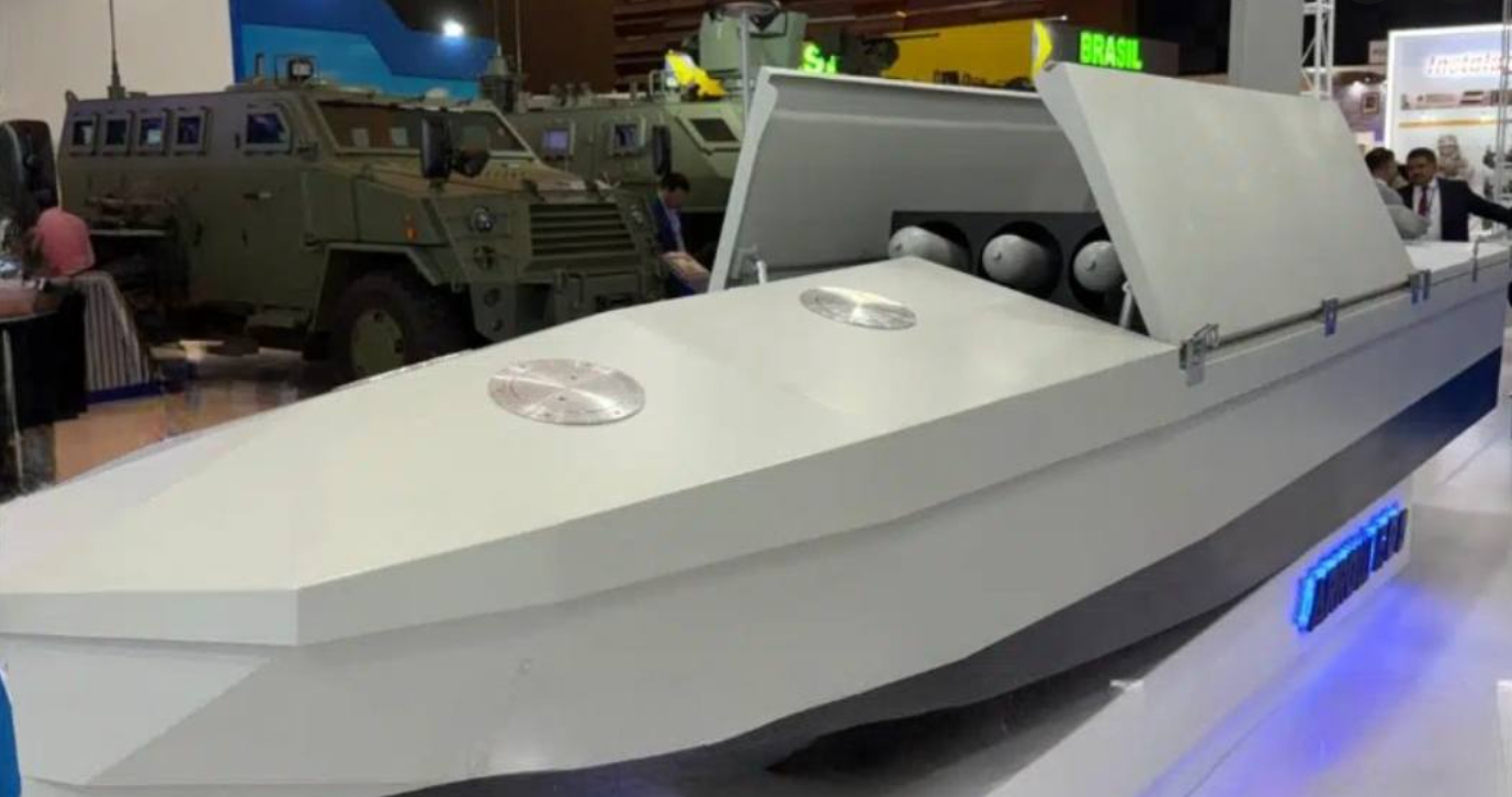 Tampilan mock-up USV Arrow 600 buatan PT Lundin yang dipamerkan di Indo Defence 2025. Drone kapal ini memiliki fitur unik berupa penyimpanan amunisi di dalam lambung untuk menjaga kemampuan stealth. (Dok. Ist)