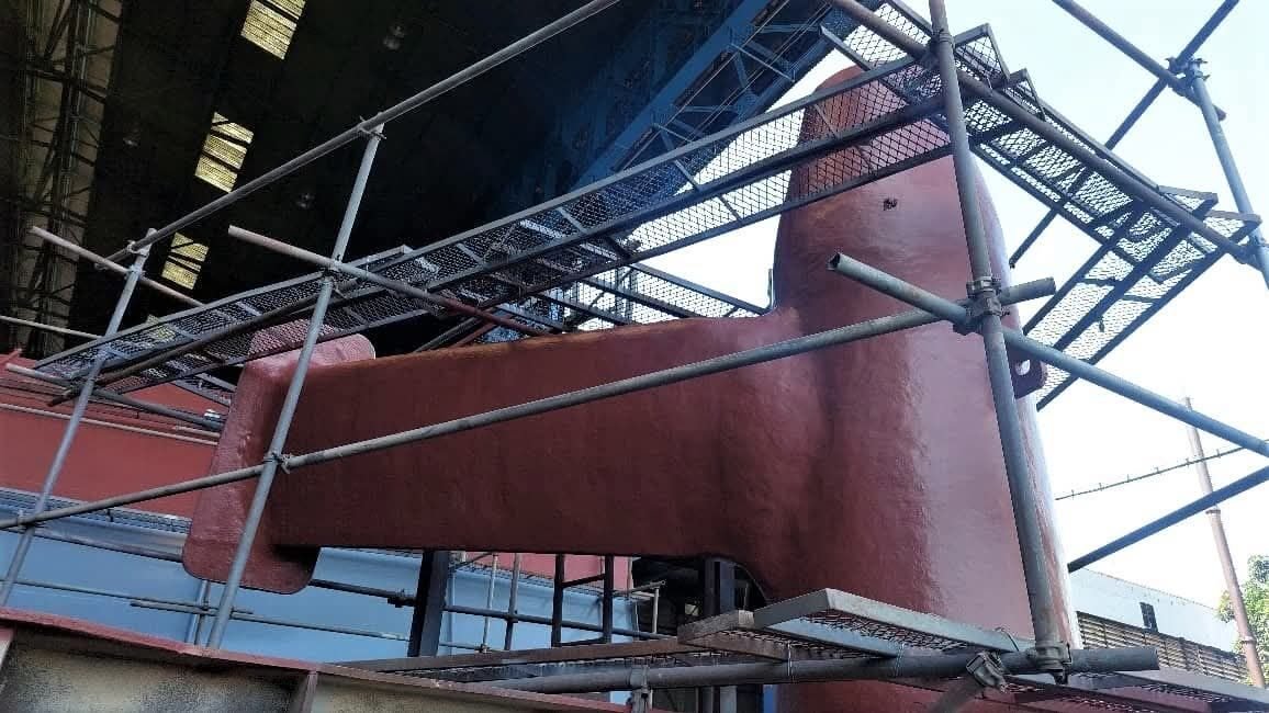 Komponen V-Bracket hasil produksi PT Barata Indonesia (Persero) yang akan dipasang pada kapal Frigate Merah Putih KRI Balaputradewa-322. Komponen ini merupakan wujud nyata kemandirian industri manufaktur dalam negeri. (Dok. HO/Faktakalbar.id)