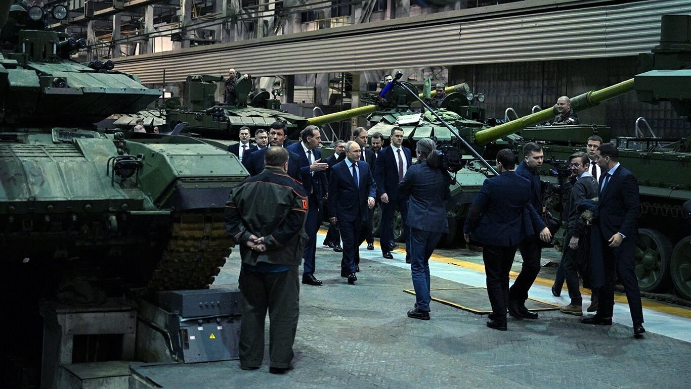 Presiden Rusia Vladimir Putin saat meninjau lini produksi kendaraan tempur di salah satu pabrik pertahanan Rusia. Putin mengklaim produksi amunisi negaranya naik hingga 22 kali lipat. (Dok. Ist)