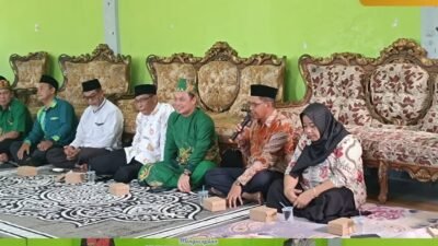 Wakil Bupati Kayong Utara, Amru Chanwari (memegang mikrofon), memberikan sambutan dalam acara Silaturahmi dan Penguatan Kelembagaan Majelis Taklim Mualaf di Pendopo Wakil Bupati, Minggu (28/12/2025).