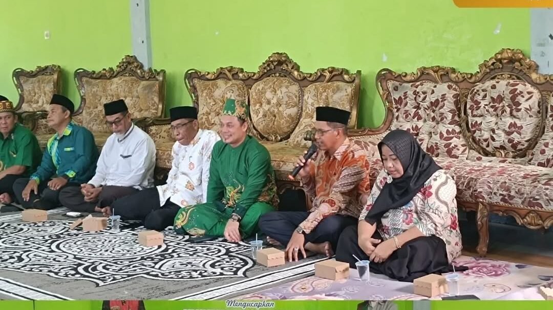 Wakil Bupati Kayong Utara, Amru Chanwari (memegang mikrofon), memberikan sambutan dalam acara Silaturahmi dan Penguatan Kelembagaan Majelis Taklim Mualaf di Pendopo Wakil Bupati, Minggu (28/12/2025).