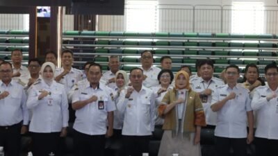 Wakil Gubernur Kalimantan Barat, Krisantus (tengah depan), berfoto bersama para Pejabat Pimpinan Tinggi Pratama usai membuka agenda Penguatan Kapasitas Aparatur Negara di Aula Garuda Kantor Gubernur, Rabu (24/12/2025). (Dok. HO/Faktakalbar.id)