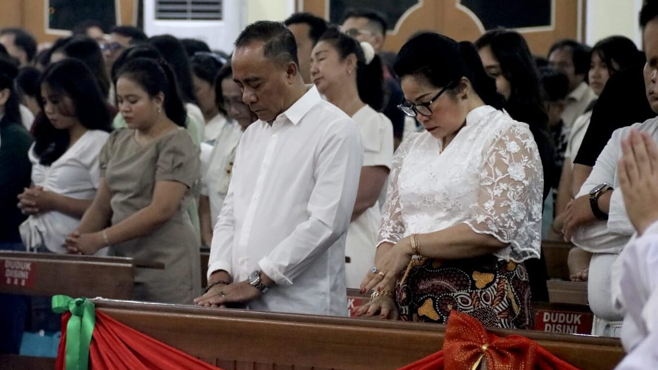 Wakil Gubernur Kalimantan Barat, Krisantus Kurniawan, didampingi istri saat mengikuti Misa Malam Natal di Gereja Katolik Paroki Santa Sesilia Pontianak, Rabu (24/12/2025).
