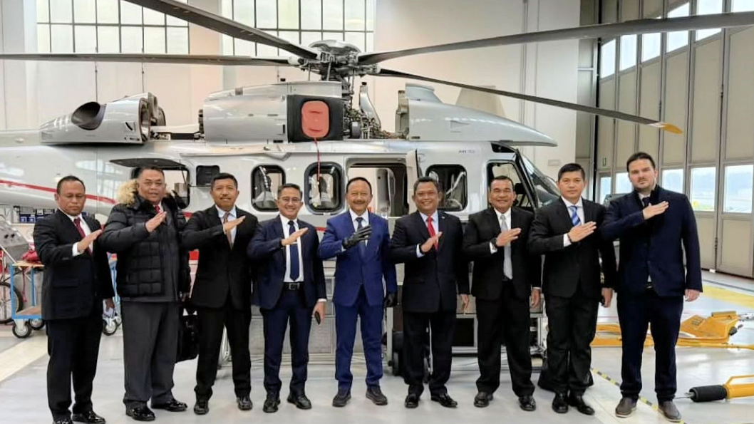 Wakasau dan delegasi TNI AU melakukan salam komando di depan helikopter AW189 berwarna putih di dalam hanggar pabrik Leonardo. (Dok. Dispen TNI AU)