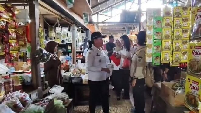Wakil Bupati Sanggau, Susana Herpena, saat berdialog dengan pedagang di Pasar Sentral untuk mengecek stabilitas harga kebutuhan pokok jelang Natal dan Tahun Baru, Rabu (10/12/2025).