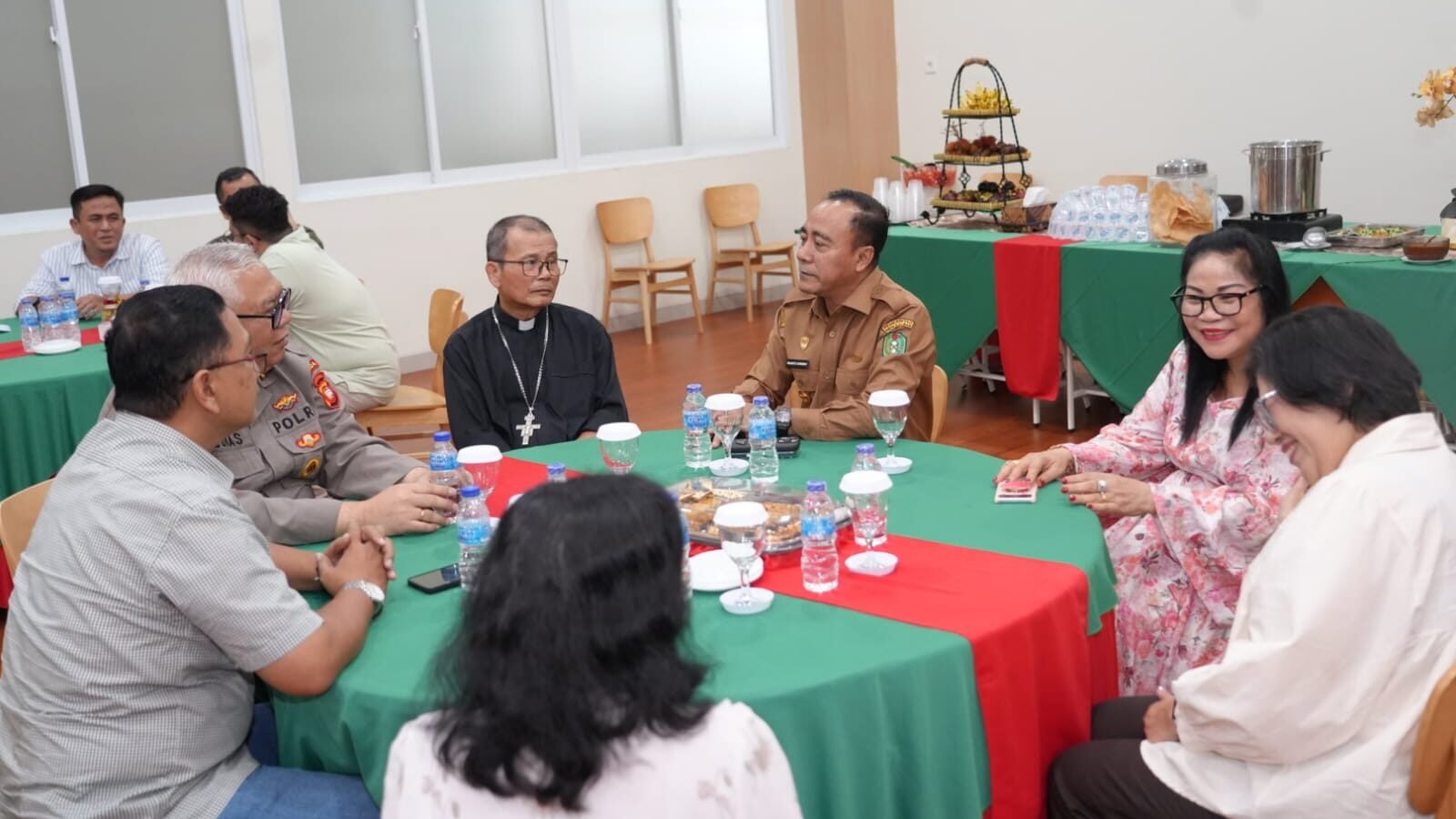 Wakil Gubernur Kalimantan Barat, Krisantus, saat berdialog akrab dengan Uskup Agung Pontianak dan tokoh agama dalam acara Syukuran Natal 2025.
