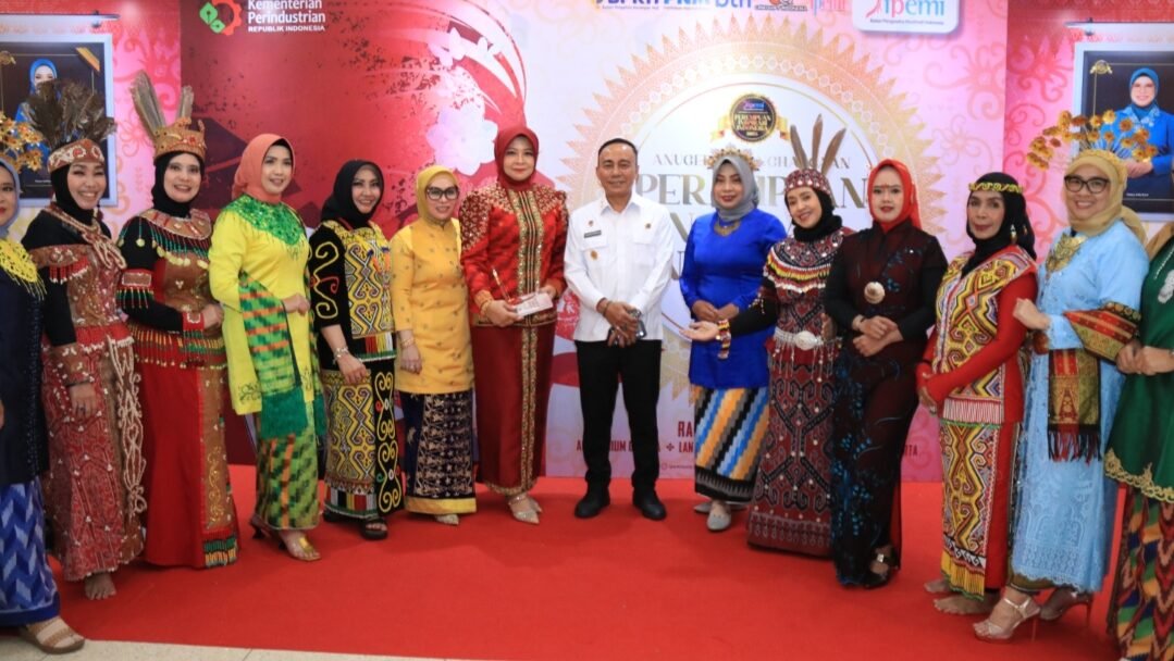 Wakil Gubernur Kalimantan Barat, Krisantus Kurniawan (tengah), berfoto bersama Ketua DWP Kalbar Windy Prihastari usai acara Anugerah Perempuan Inspirasi Indonesia 2025 di Jakarta, Rabu (3/12/2025).