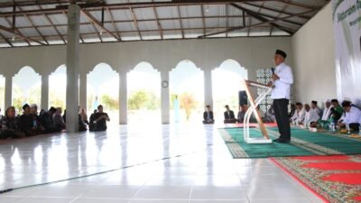 Hadiri Peringatan Isra Mi’raj di Sungai Ambawang, Wagub Krisantus Ajak Masyarakat Perbanyak Bersyukur