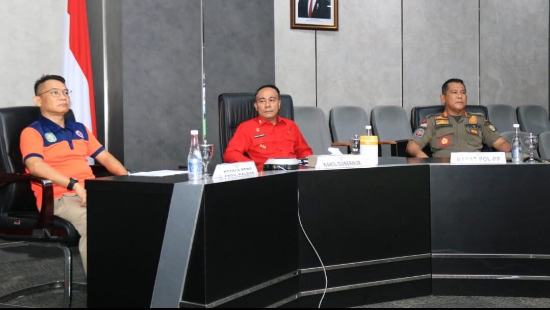 Wakil Gubernur Kalbar, Krisantus Kurniawan, saat mengikuti Rapat Koordinasi virtual bersama Mendagri di Data Analytic Room Kantor Gubernur, Kamis (11/12/2025).
