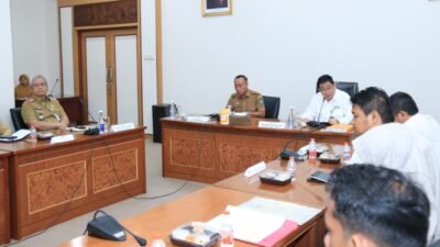 Wakil Gubernur Kalimantan Barat, Krisantus Kurniawan, saat memimpin rapat Exit Meeting dengan Tim Pemeriksa BPK RI Perwakilan Kalbar di Ruang Rapat Arwana, Senin (22/12/2025).