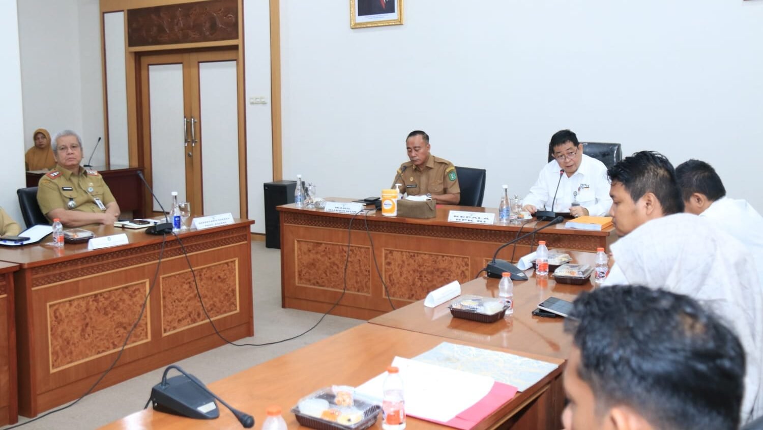Wakil Gubernur Kalimantan Barat, Krisantus Kurniawan, saat memimpin rapat Exit Meeting dengan Tim Pemeriksa BPK RI Perwakilan Kalbar di Ruang Rapat Arwana, Senin (22/12/2025).