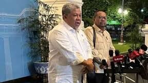 Wakil Menteri Perumahan dan Kawasan Permukiman (PKP), Fahri Hamzah, memberikan keterangan pers mengenai rencana pembentukan badan percepatan perumahan di Istana Kepresidenan, Jakarta.