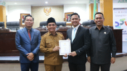 Wakil Wali Kota Pontianak Bahasan didampingi pimpinan DPRD berfoto bersama sambil memegang map dokumen usai rapat paripurna di gedung parlemen. (Dok. HO/Faktakalbar.id)