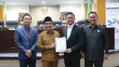 Wakil Wali Kota Pontianak Bahasan didampingi pimpinan DPRD berfoto bersama sambil memegang map dokumen usai rapat paripurna di gedung parlemen. (Dok. HO/Faktakalbar.id)