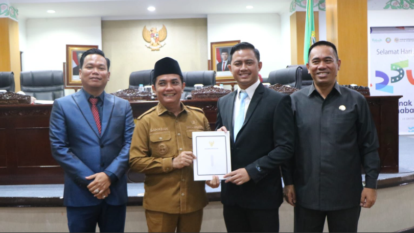 Wakil Wali Kota Pontianak Bahasan didampingi pimpinan DPRD berfoto bersama sambil memegang map dokumen usai rapat paripurna di gedung parlemen. (Dok. HO/Faktakalbar.id)
