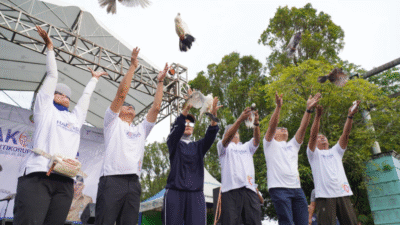 Wali Kota Pontianak Edi Rusdi Kamtono mengangkat bendera start tanda dimulainya Senam Sehat Hari Antikorupsi Sedunia (Hakordia) 2025 di Taman Alun Kapuas. (Dok. HO/Faktakalbar.id)