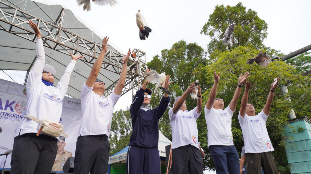 Wali Kota Pontianak Edi Rusdi Kamtono mengangkat bendera start tanda dimulainya Senam Sehat Hari Antikorupsi Sedunia (Hakordia) 2025 di Taman Alun Kapuas. (Dok. HO/Faktakalbar.id)