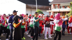 Wali Kota Pontianak Edi Rusdi Kamtono berbaur bersama ribuan warga mengikuti Senam Massal KORMI dalam rangka peringatan Hari Ibu di halaman Museum Kalbar. (Dok. HO/Faktakalbar.id)